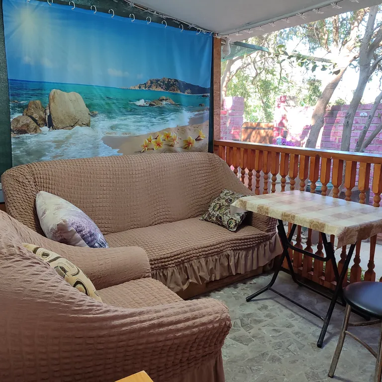 Маленький уютный домик на море