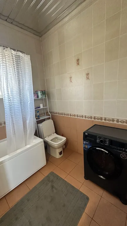 Большой двухэтажный дом в черте города и недалеко от моря