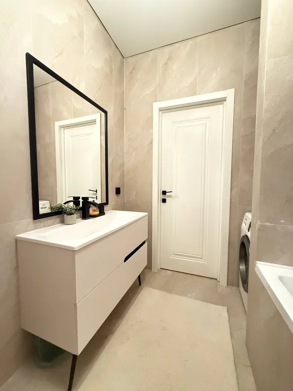 Стильная двухкомнатная в районе ТРЦ Мега на Розыбакиева