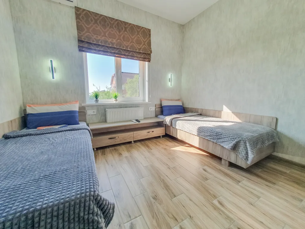 Отдельный дом с благоустроенным двором возле азовского моря