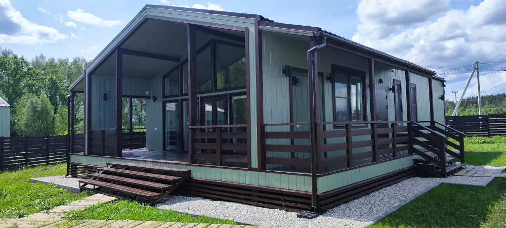 Дом с панорамными окнами в стиле Barn House