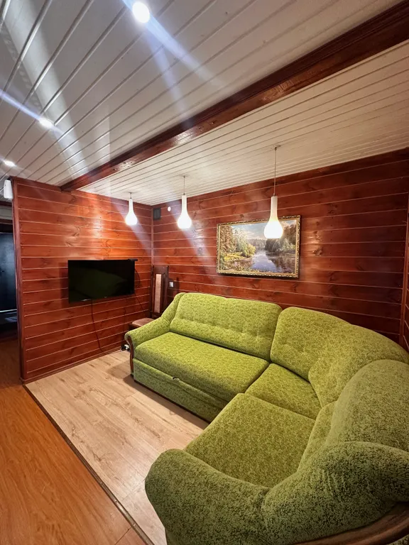 Двухэтажный дом на берегу реки Волга