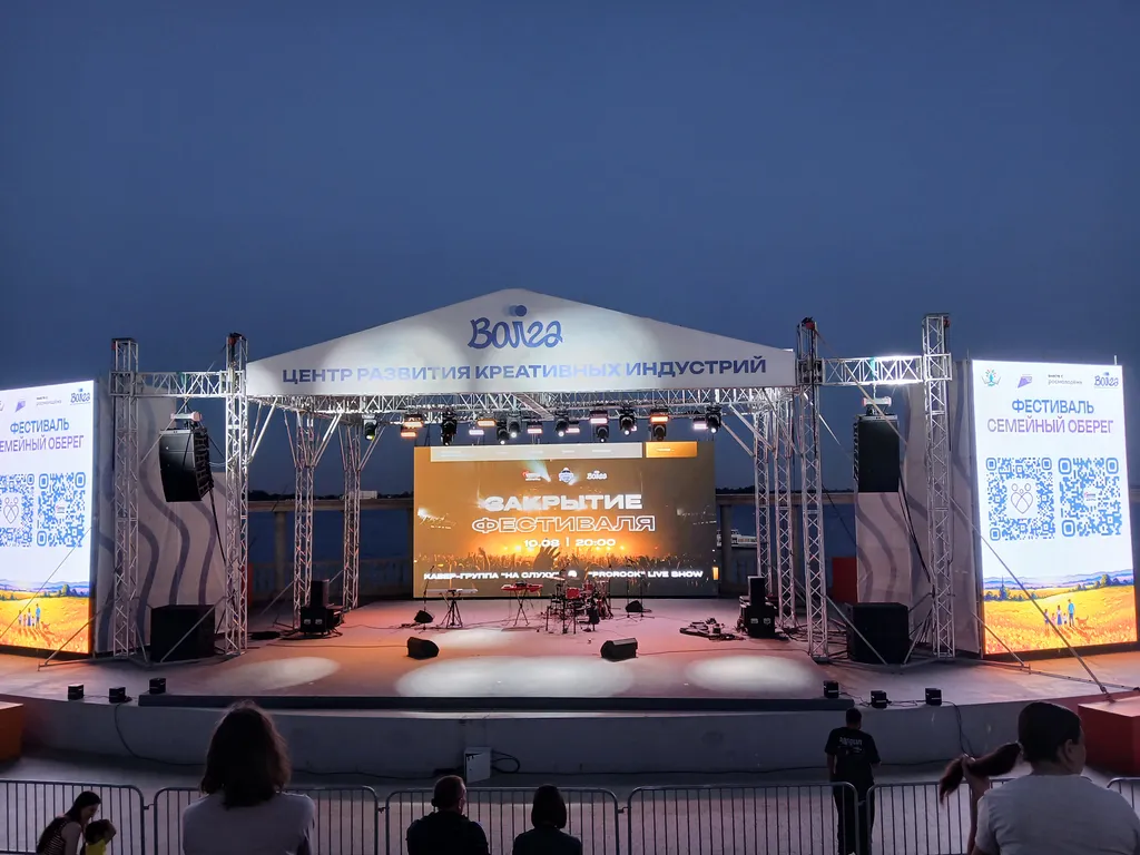 Жизнь с видом реку: огромная лоджия с панорамным остеклением в пол!