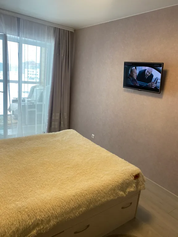 Хорошая, светлая  квартира в современном районе на берегу озера