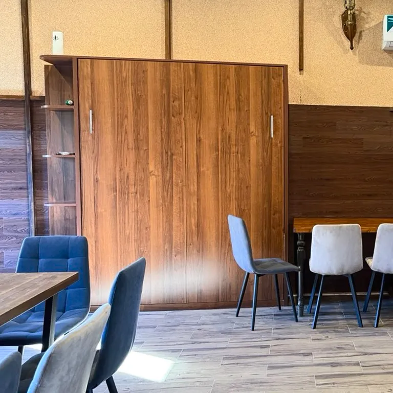 Большая студия с камином и русской печкой