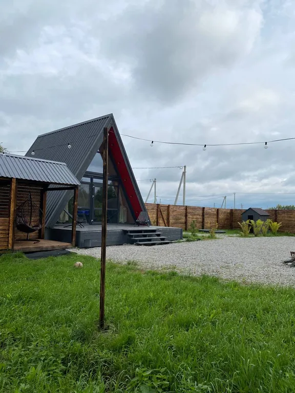 Уютный скандинавский домик у леса