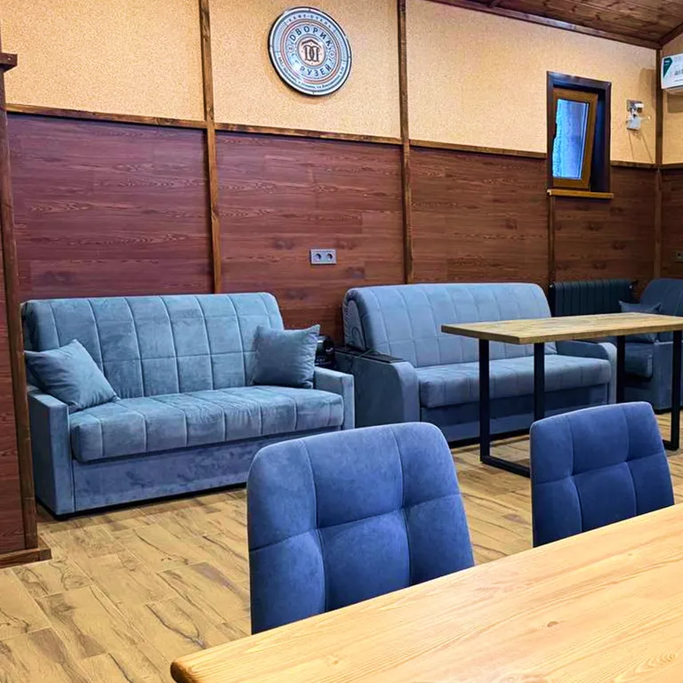 Просторная студия с настоящим камином и печкой