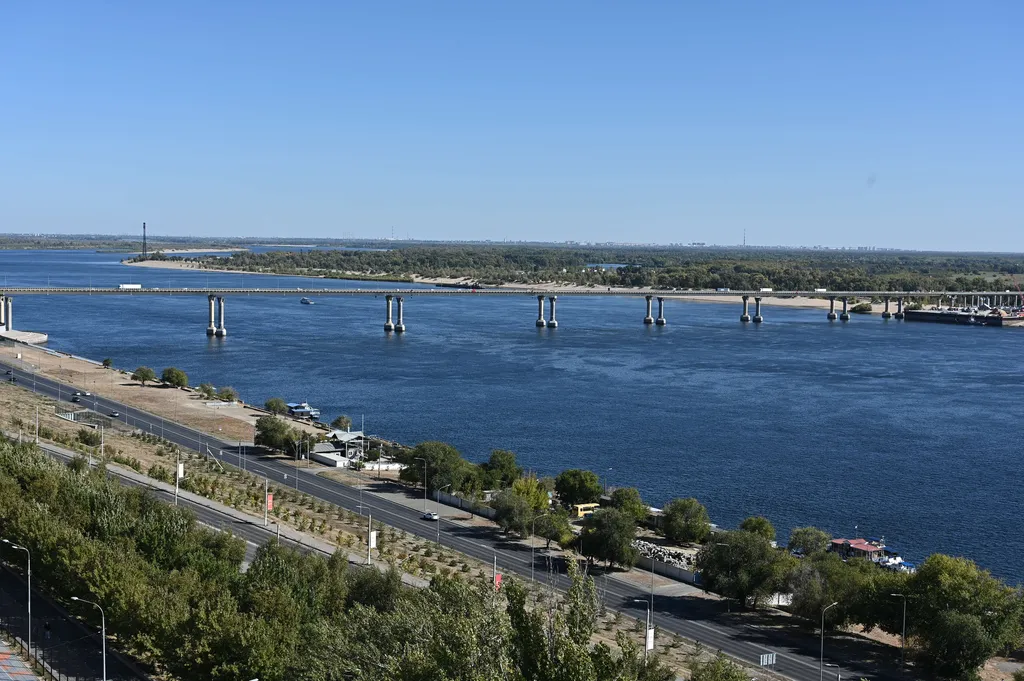 Жизнь с видом реку: огромная лоджия с панорамным остеклением в пол!