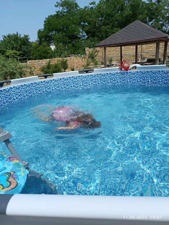 Уютная комната с отдельной кухней в коттедже