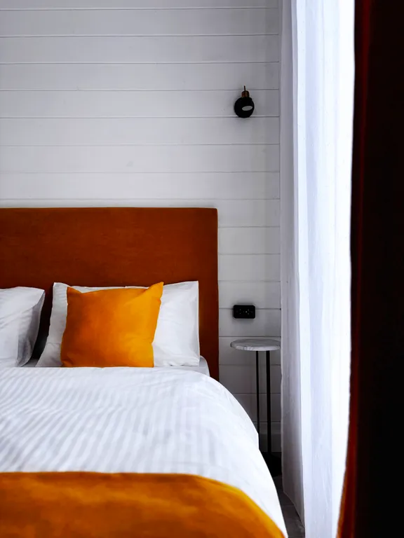 Домик у озера с купелью