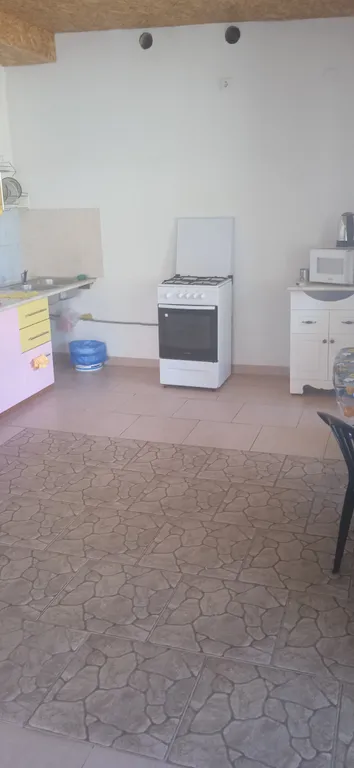 С своей душевой комнатой и кондиционером