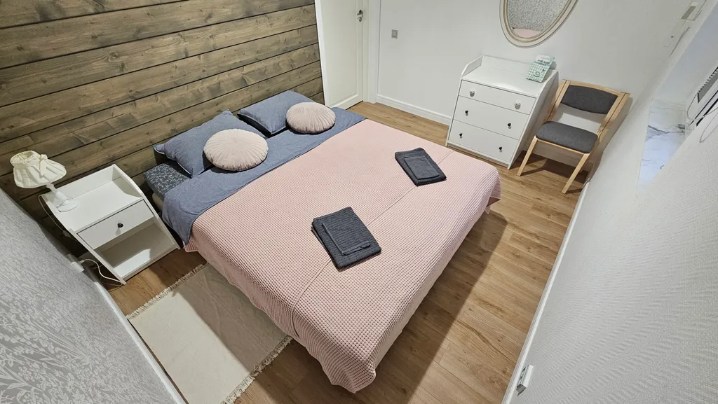 Дом на скале в окружении леса