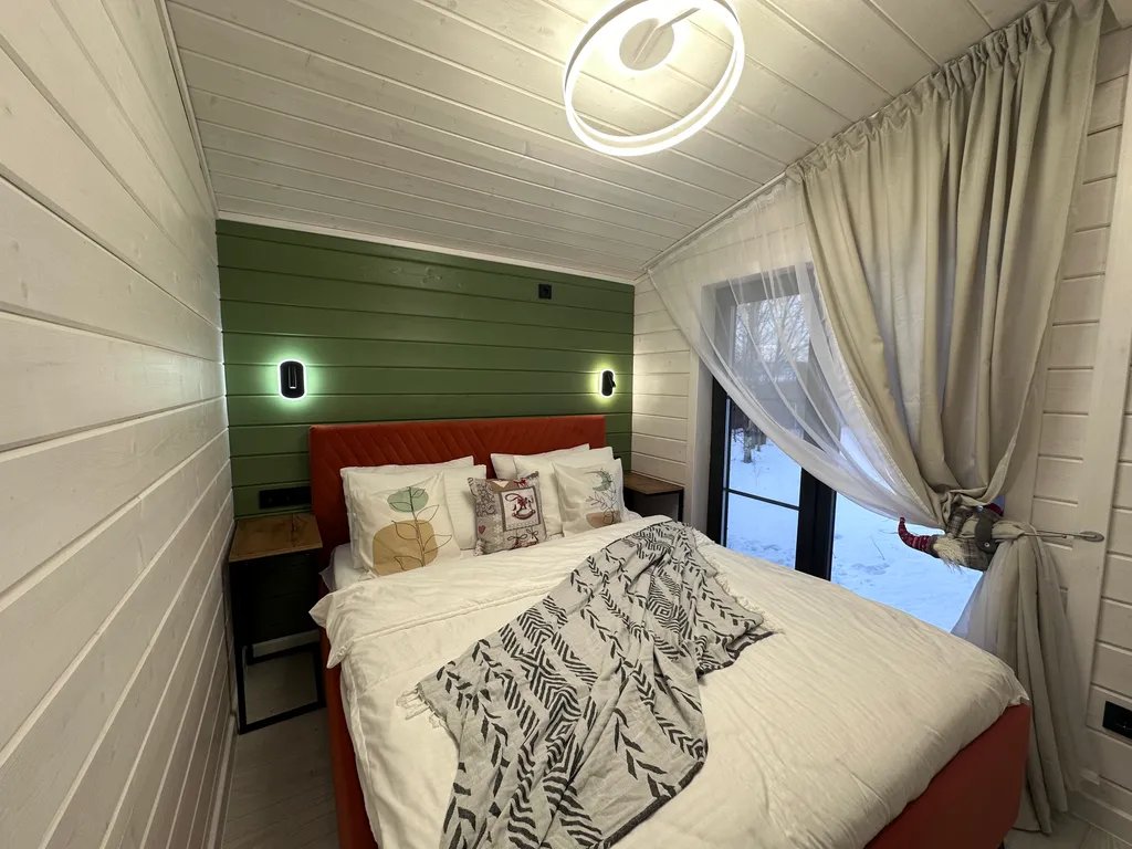 Дом в облаках у леса