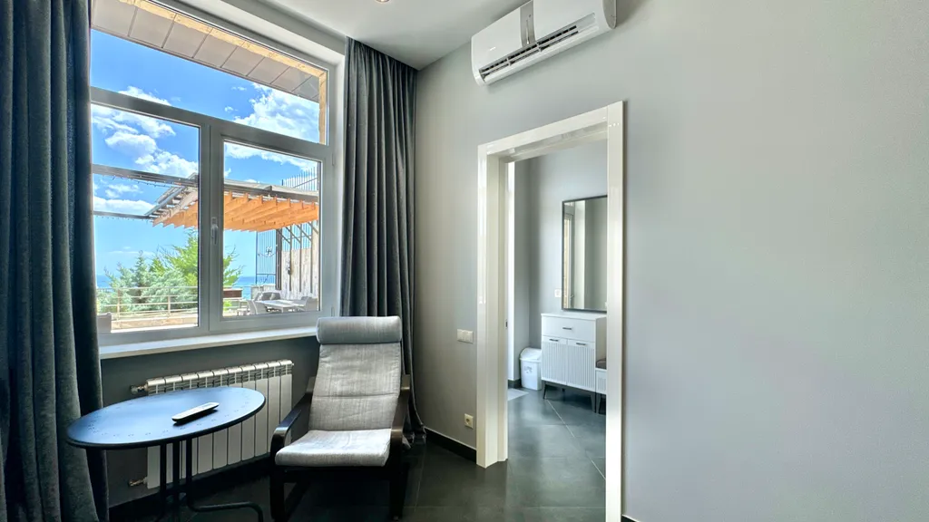 Дом с видом на горы и море