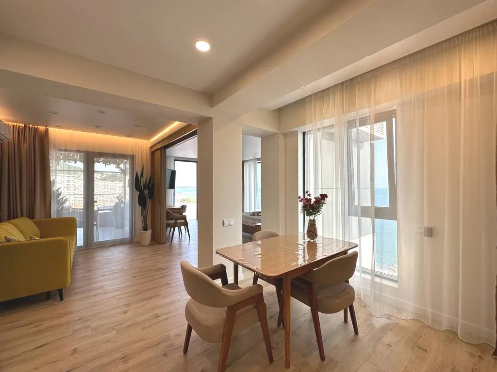 Огромные апартаменты с прямым видом на море и террасой 40 кв. метров