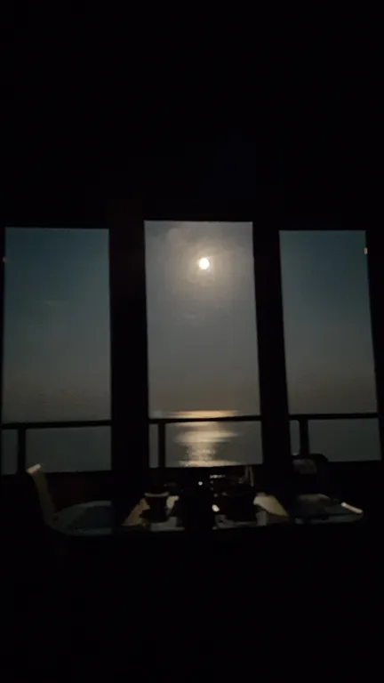 Студия с балконом и панорамным видом на море