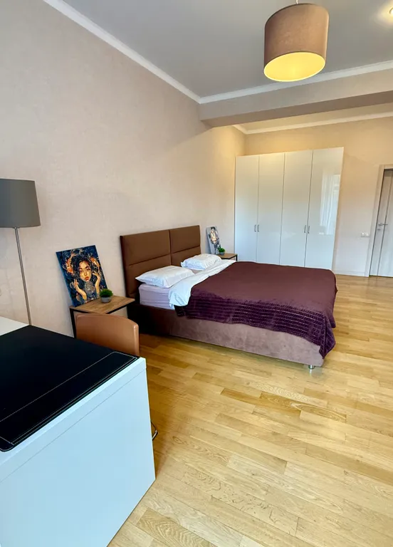 Просторный апартамент с видом на комсомольский парк рядом с озером