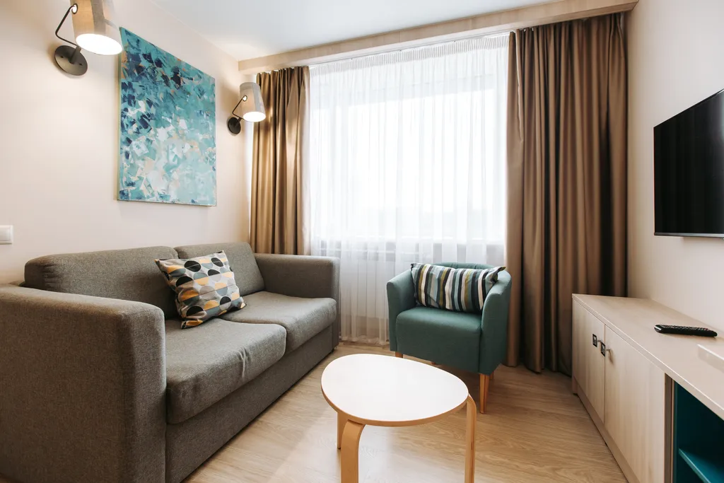 Номер люкс с двуспальной кроватью и диваном