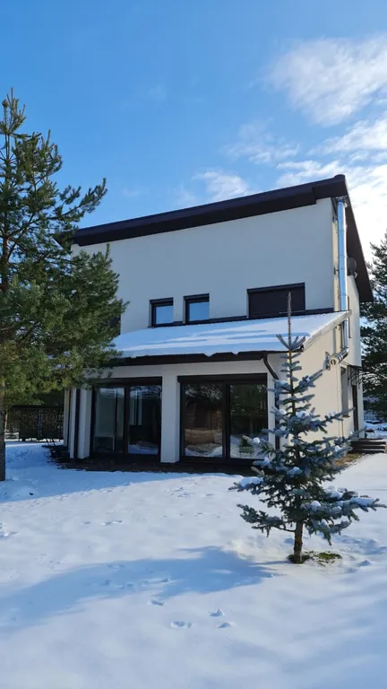 Дом и баня между озером и лесом