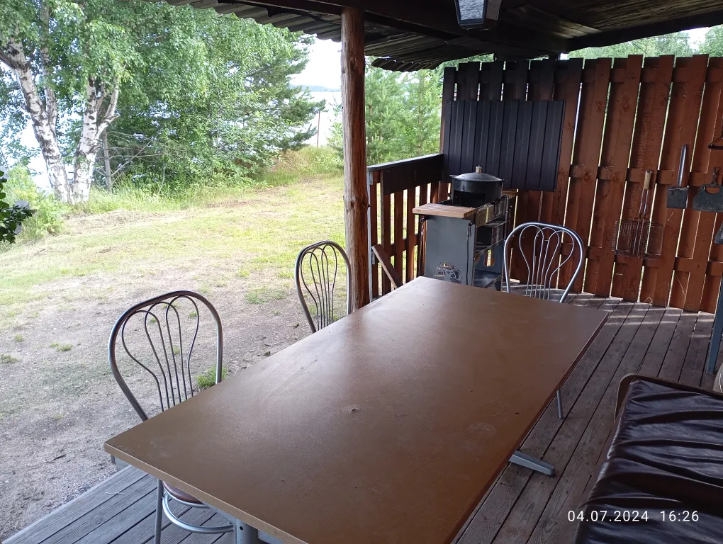 Благоустроенный дом на берегу с баней и катером