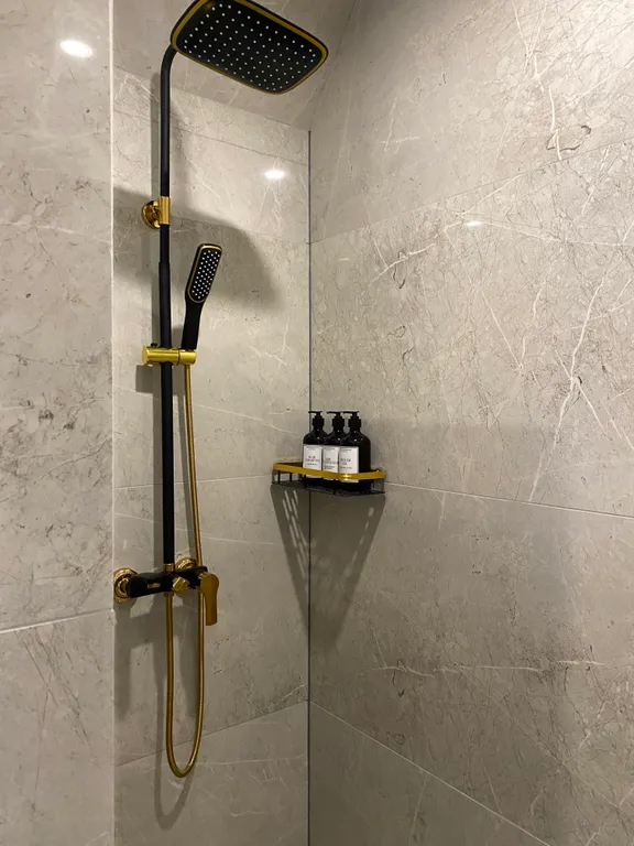 Дом на озере с бассейном