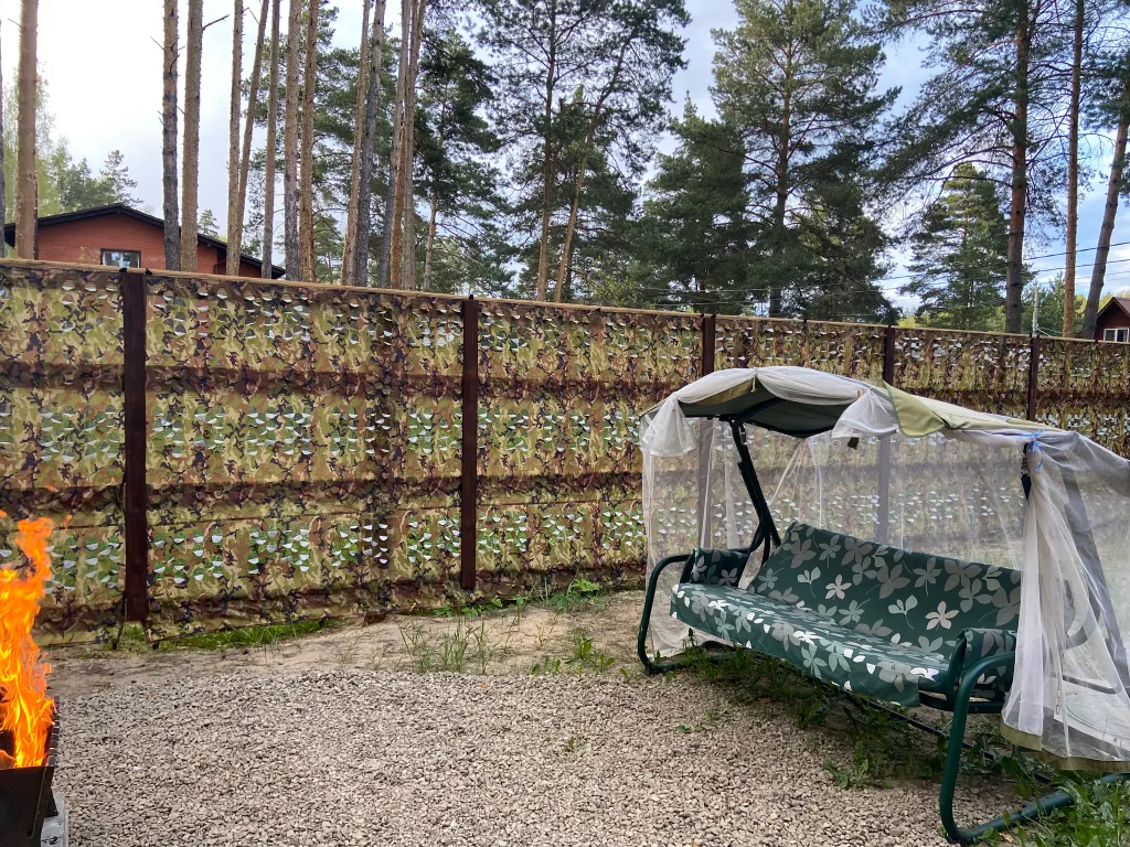 Дом в черте города в сосновом лесу