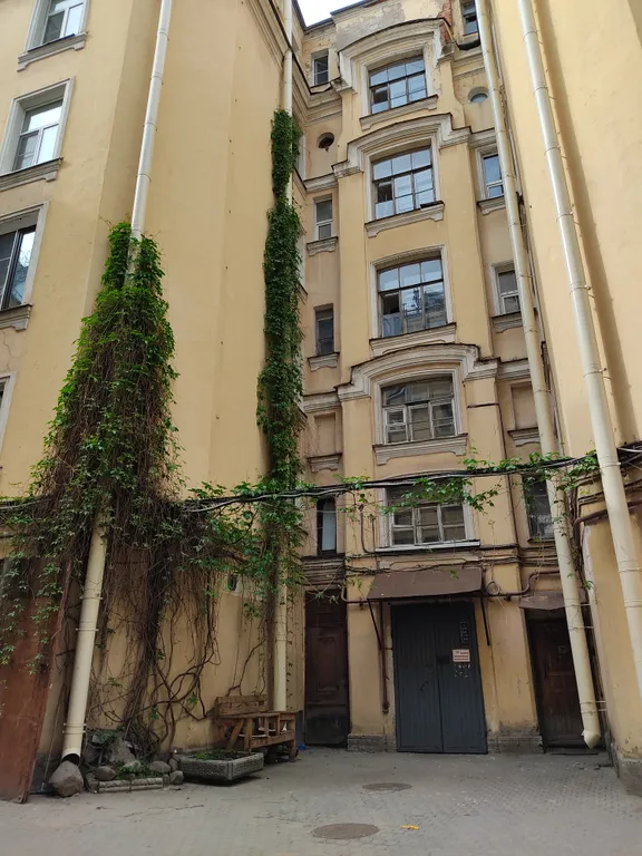 Просторная квартира рядом с Невским проспектом с парковкой