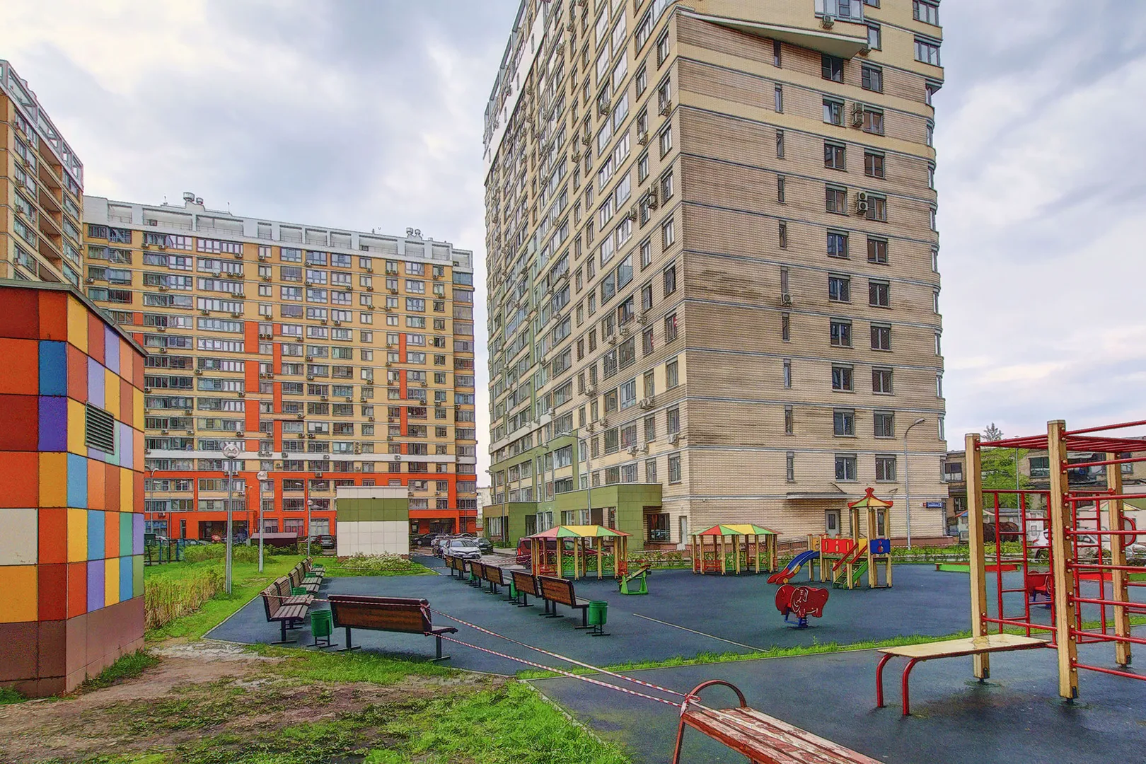 Playground (Free parking) Площадька (бесплатная парковка на улице)