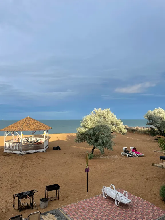 Двухэтажный дом на берегу моря