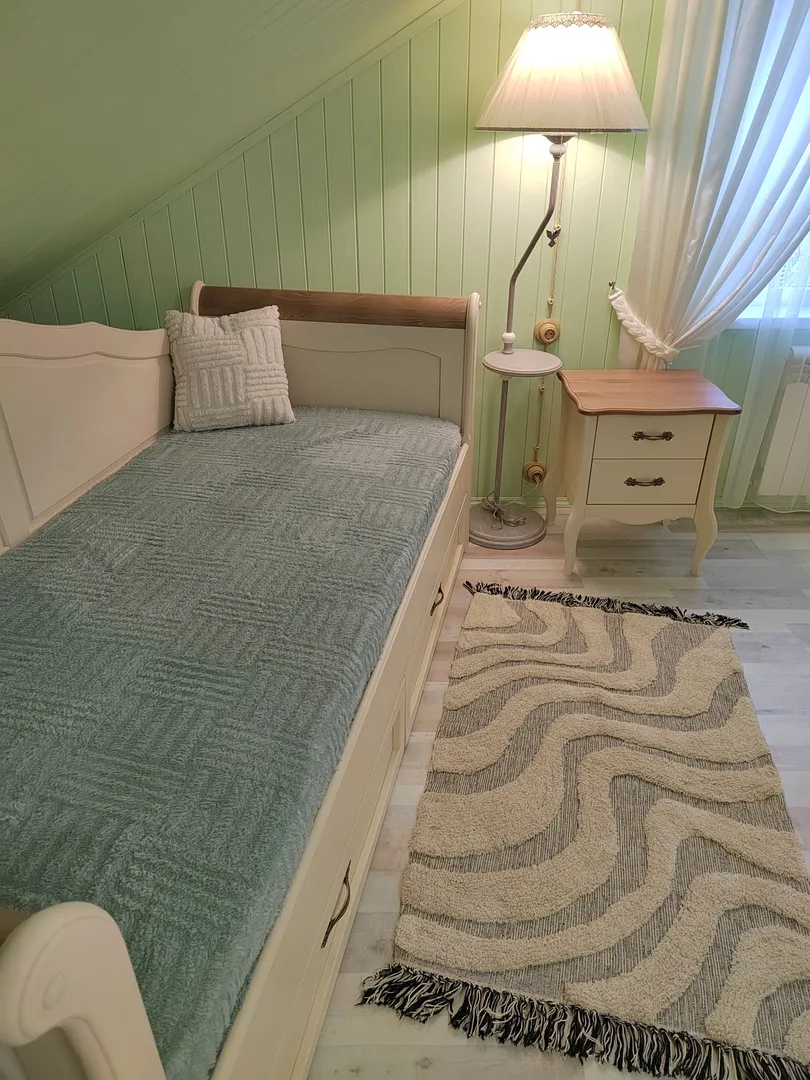 Односпальное место в большой проходной спальне