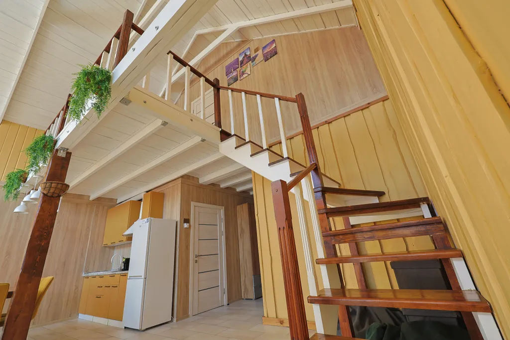 Современный двухэтажный дом из натурального дерева, с большими окнами