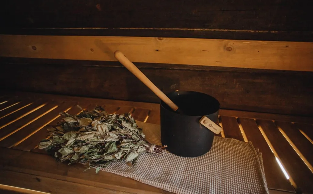 Дом на берегу реки в тихой деревне