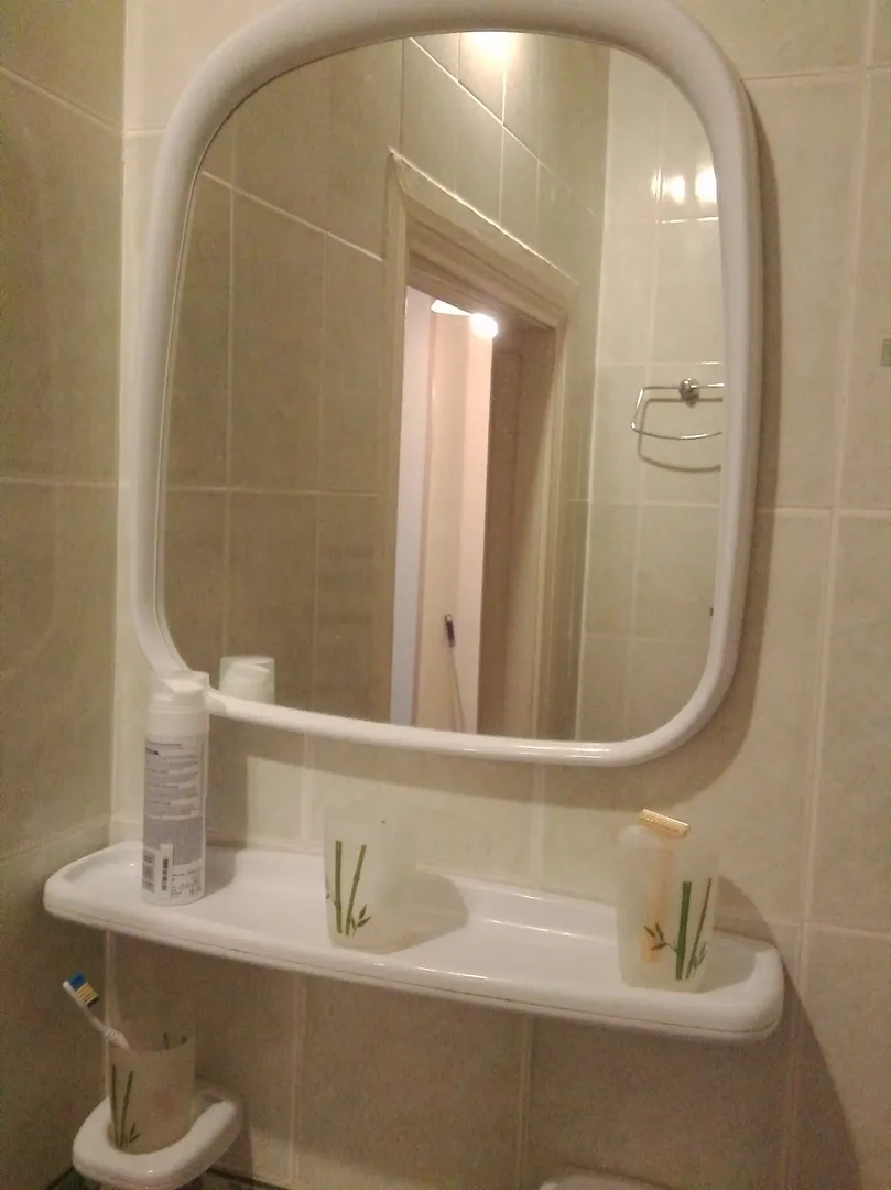 В ванной комнате большое зеркало.