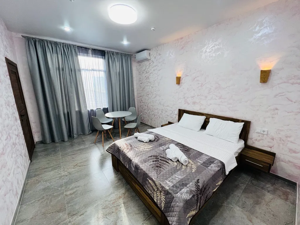 Номер люкс с видом на горы и всегда теплым бассейном