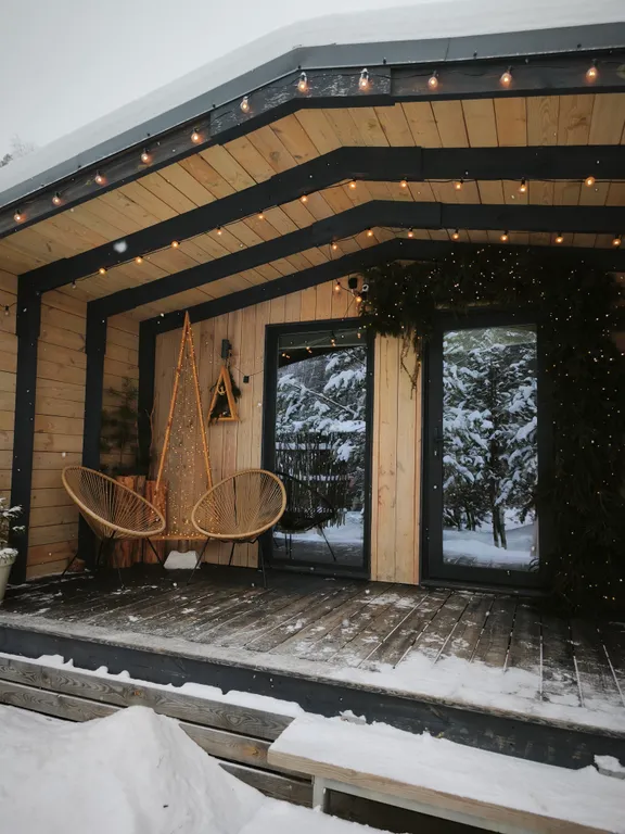 Светлый домик на опушке леса