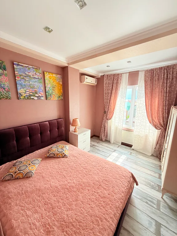 Уютная и стильная квартира с видом на море