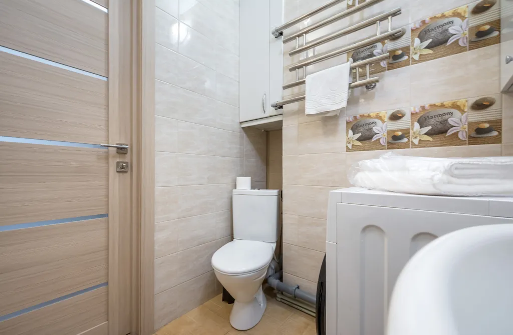 Апартаменты с видом на город в жк большом, в окнах виден закат