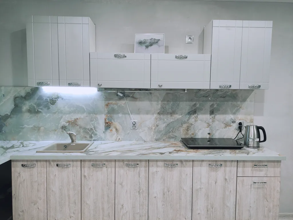 Светлая евро-двушка с горным пейзажем от художника