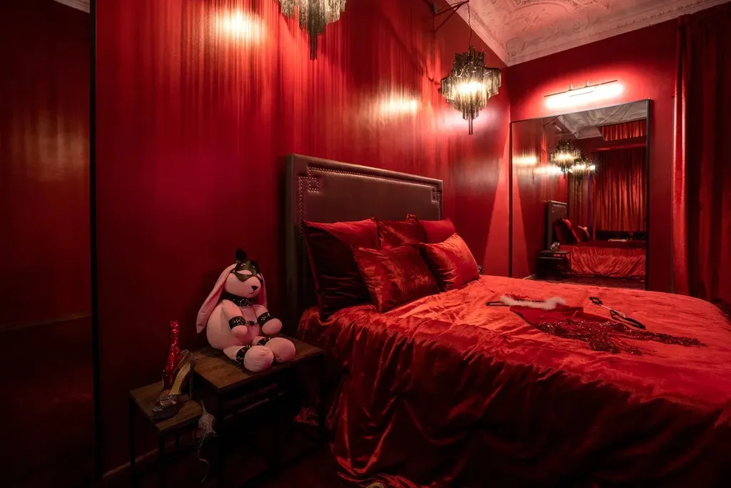 Квартира Red mirror room красная комната для взрослых с зеркалами на потолке — Санкт-Петербург