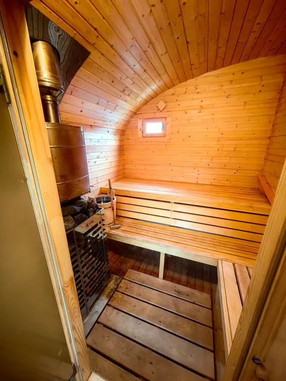 Уютный деревянный домик с видом на реку