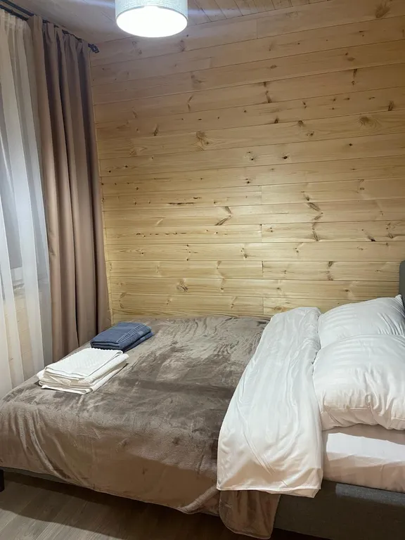 Шале на берегу реки с банным чаном и дровяной баней