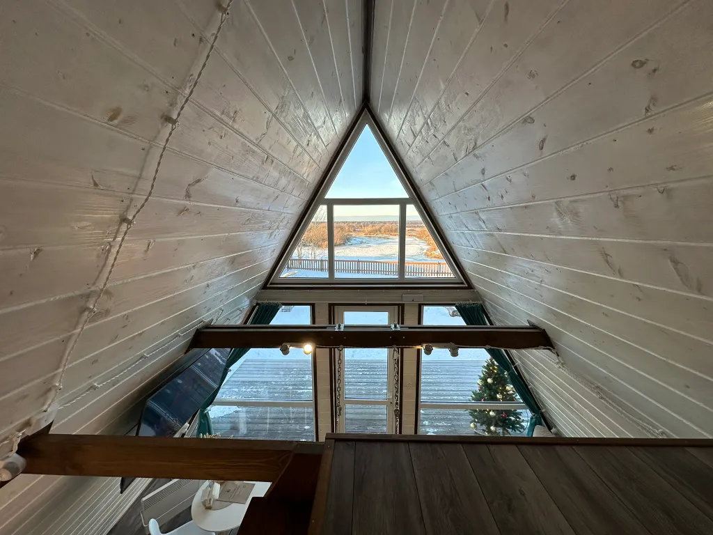Дом в стиле A-frame на самом берегу реки