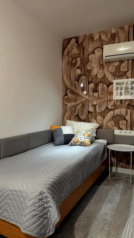 Твин с видом на оживленный дворик кафе