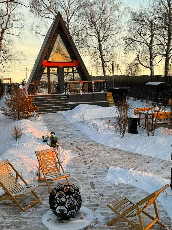 Уютный дом на берегу озера в березовой роще