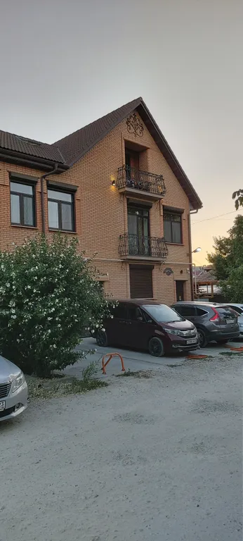 Шикарный трехкомнатный апартамент с кухней и балконом