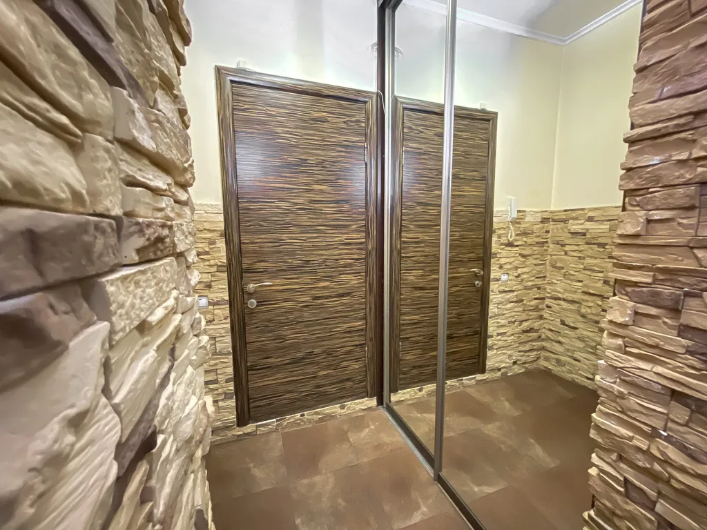 Двухуровневая квартира для большой компании