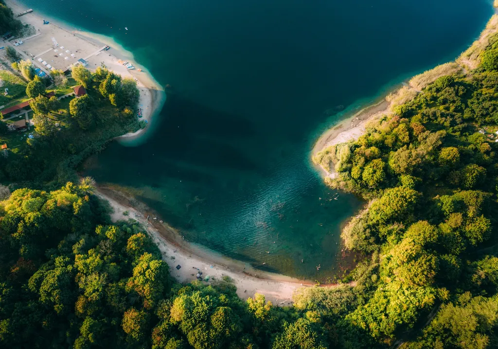 Уютный шатер среди деревьев на берегу озера