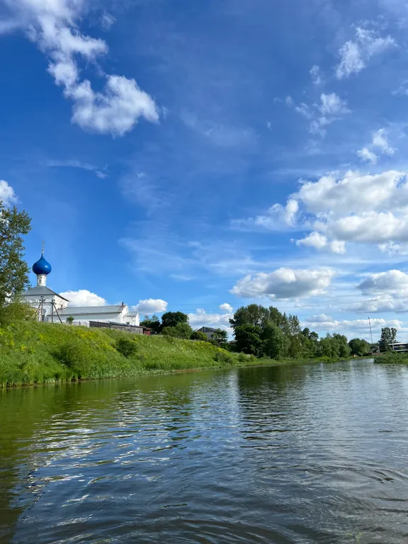 Красивый уютный бревенчатый дом с камином и видом на реку и церковь