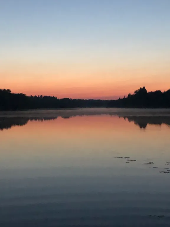 Деревянный дом у озера