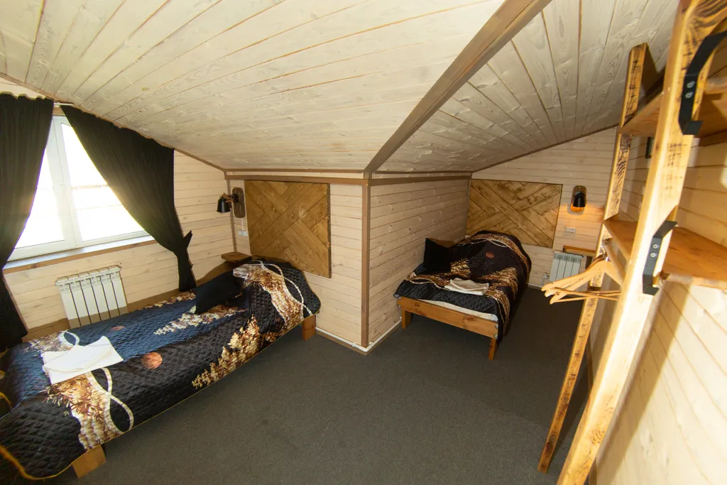 Дом у пруда